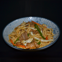 Yaki udon ternera